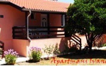 Апартаменти Иванович, частни квартири в града Baošići, Черна Гора
